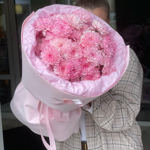 Розовые хризантемы для коллеги