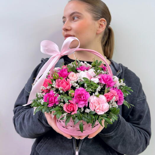 Корзинка с розами и диантусами