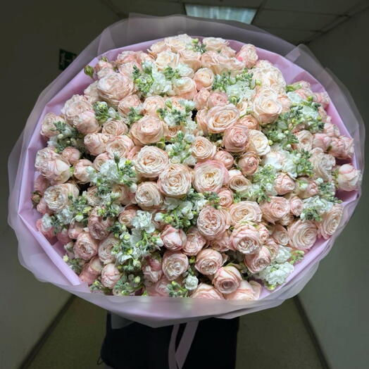 Кустовая роза пионовидная с кустовой маттиолой
