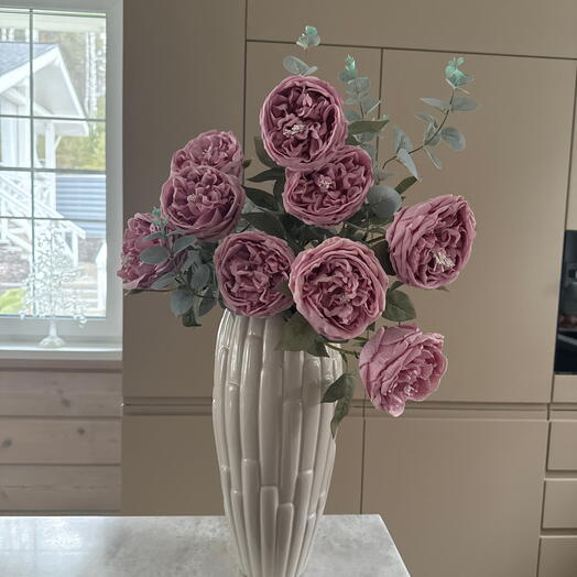 Букет из искусственных пионовидных роз вазе