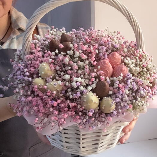 Клубника в шоколаде и яркая гипсофила в корзине