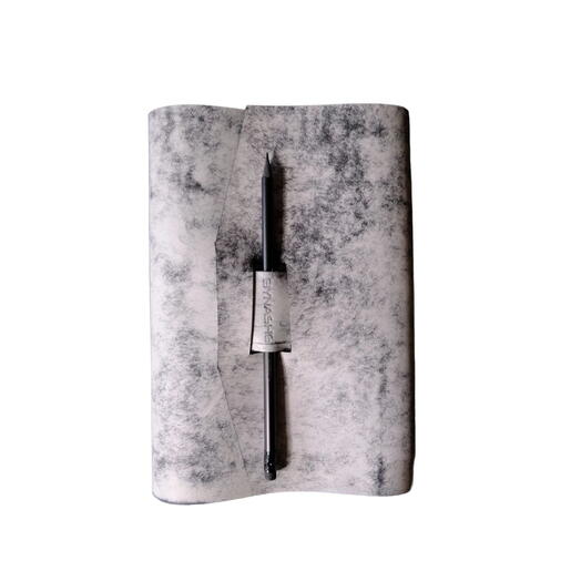 Кожаный блокнот А5 Бело-чёрный "На застёжке" с креплением для ручки