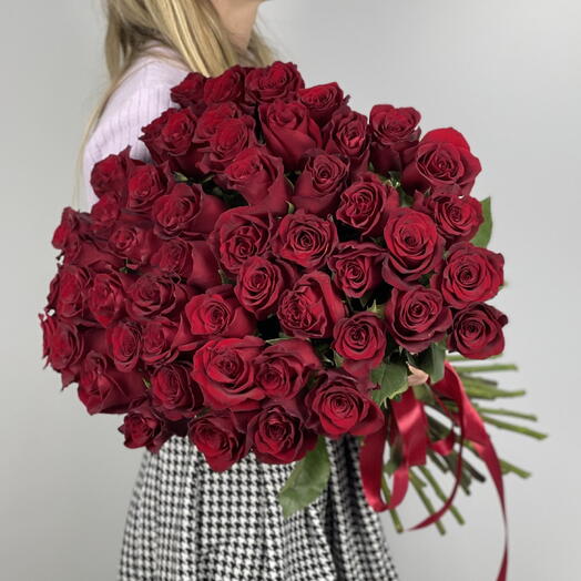 Букет из 51 премиальной бордовой розы 60см (71)