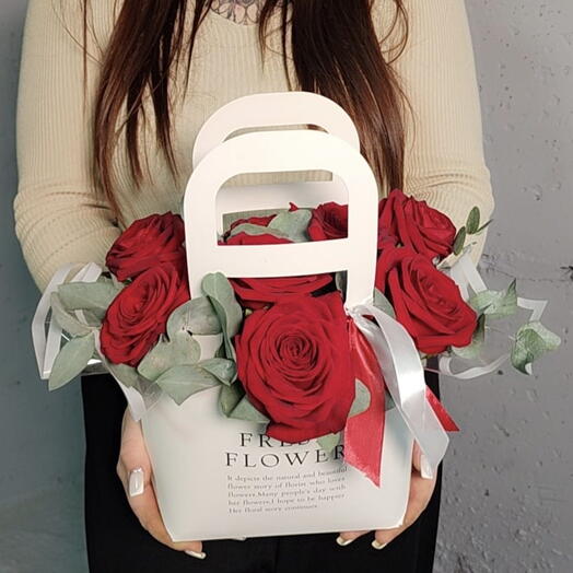 Сумочка с красными розами и эвкалиптом