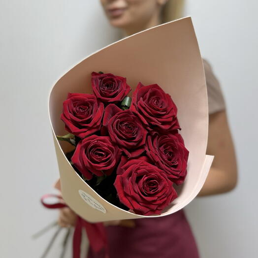 Букет из 7 красных роз red naomi