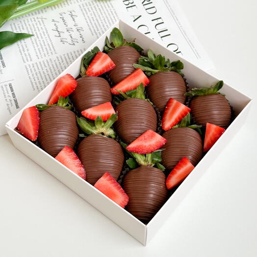Клубника в шоколаде 9-12 ягод со свежей клубникой