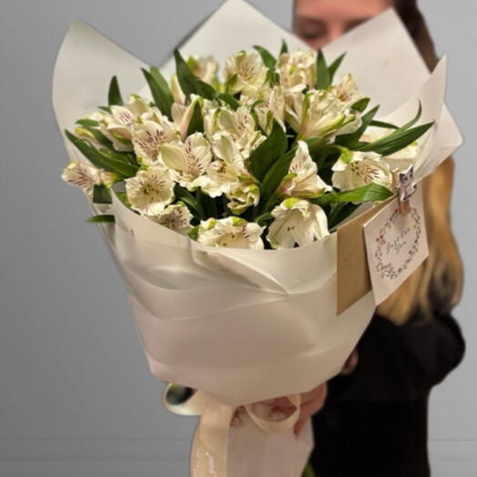 Букет из белых альстромерий