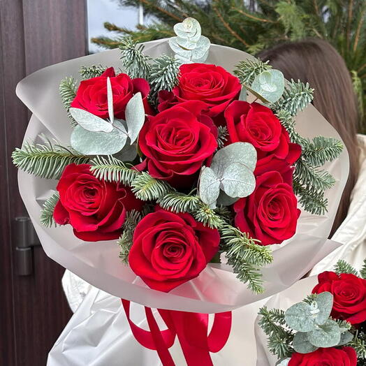 7 красных роз с веточками нобилиса и эвкалипта «Аромат зимы»