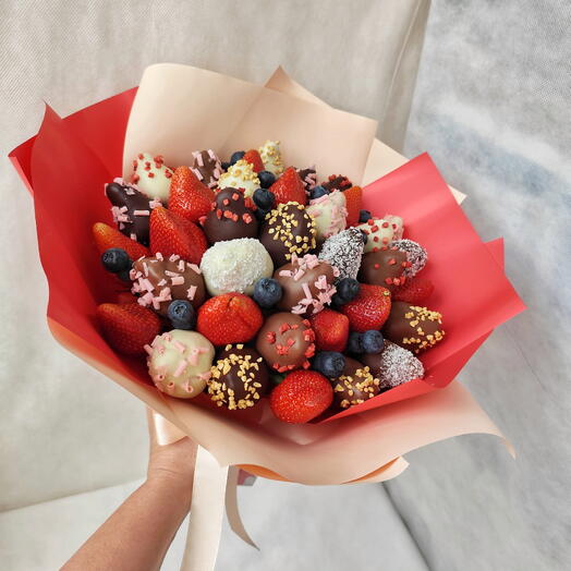 Букет из 36 клубник с добавлением голубики