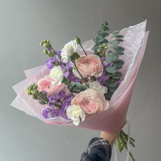 Нежный букет с ранункулюсами и маттиолами