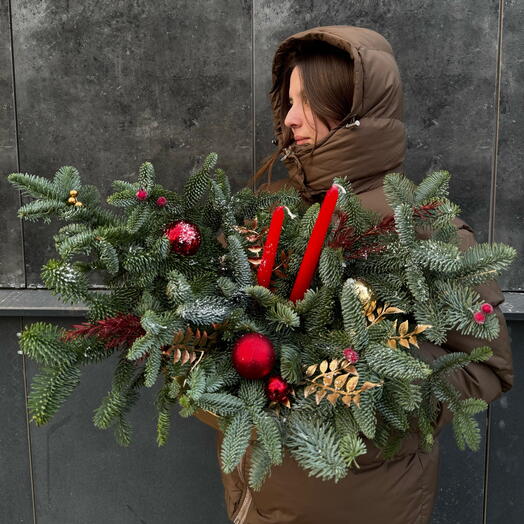 Композиция в крышке с красными свечами