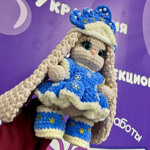 Интерьерная игрушка вязаная зайка Буся в костюме Снегурочки, 26 см, ручная работа