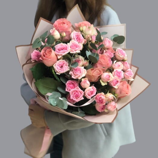 Mixed bouquet with bush roses and eucalyptus