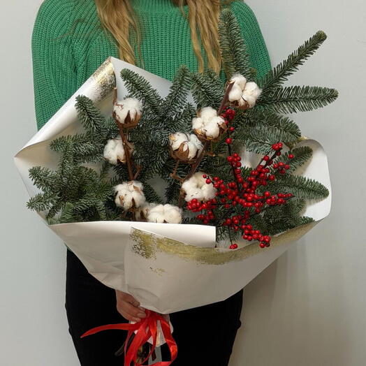 Букет с хлопком и илексом «Праздник к нам приходит»