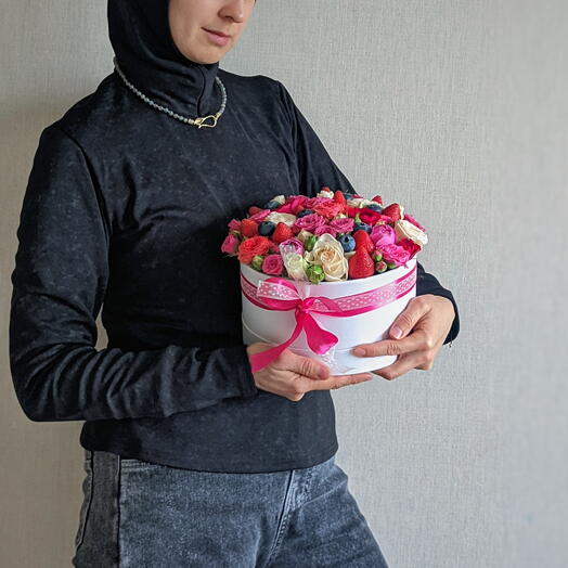 Сочная композиция в шляпной коробке из клубники, голубики и пионовидных роз. Размер S