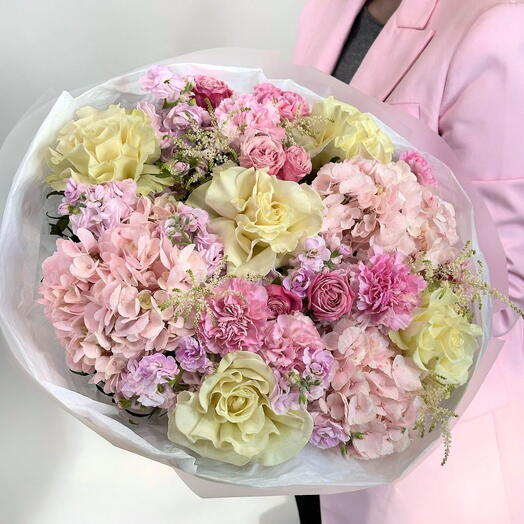 Сборный букет с гортензиями, французскими и кустовыми розами Bouquet 126 Moscow