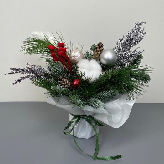 Зимняя композиция из нобилиса, сосны и хлопка