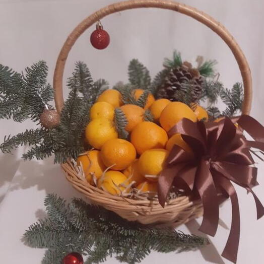 Новогодняя корзина с мандаринами