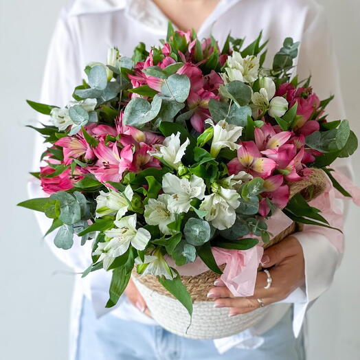 Корзина с альстромерией «Роскошь»