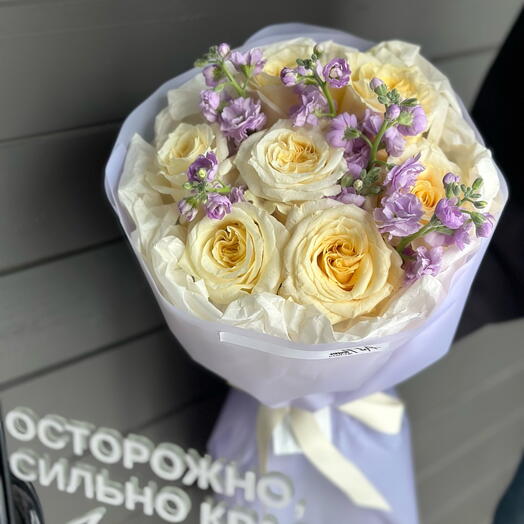 Букет из пионовидных роз и маттиолы «Лавандовый раф»