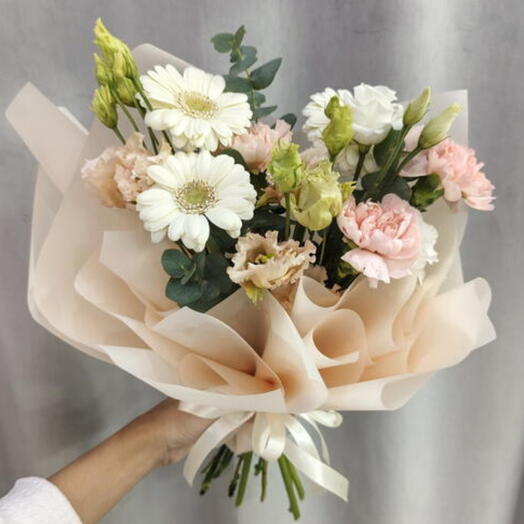 Букет с герберами, эустомрй и диантусами