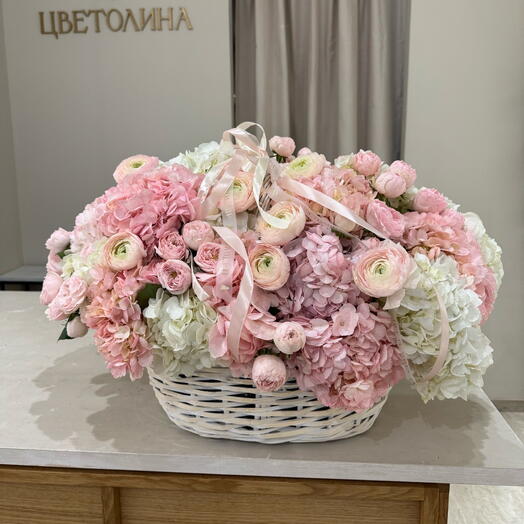 Нежная корзина с гортензией и ранункулюсами