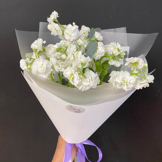 Букет из матиолы и эвкалипта