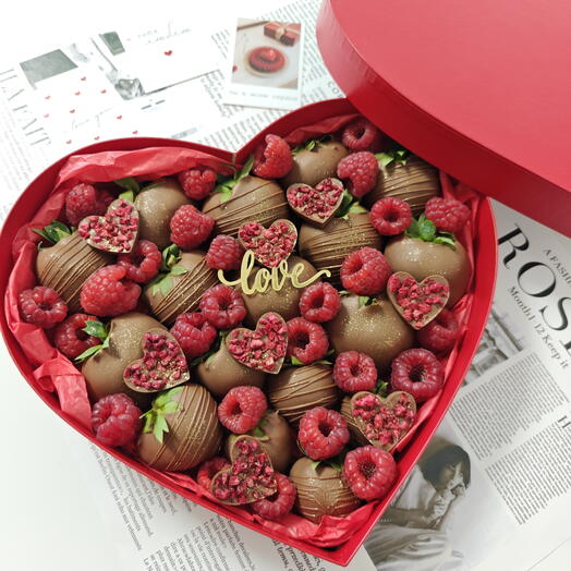 Сердце с клубникой и малиной love
