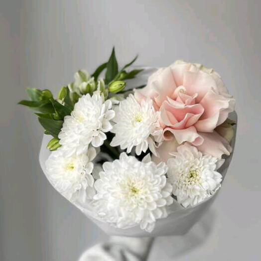 Букет с Французской розой, хризантемой и альстромерией