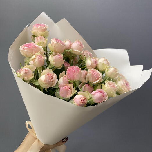 Нежный букет для девушки, кустовые розочки, подарок на 14 февраля