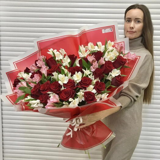Алый Мега букет из роз и альстромерии