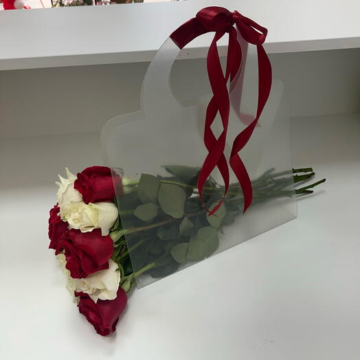 Handbag with 11 red and white roses