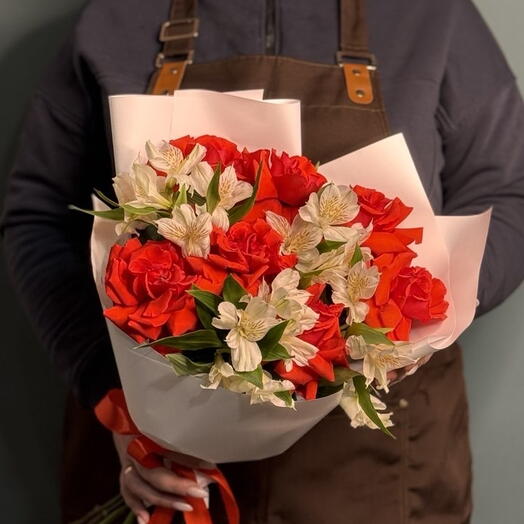 BOUQUET 092. Букет алых французских роз с альстромерией