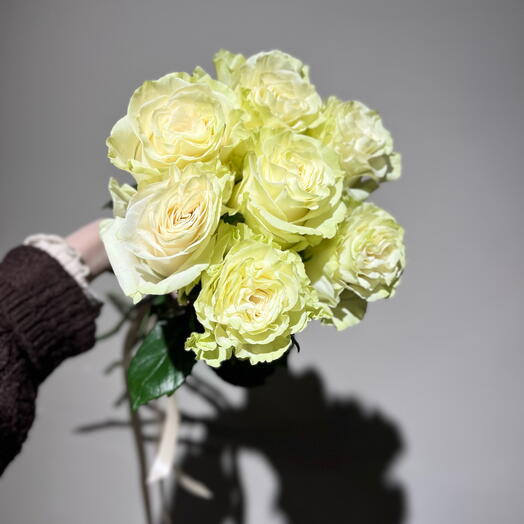 7 белых роз под ленту