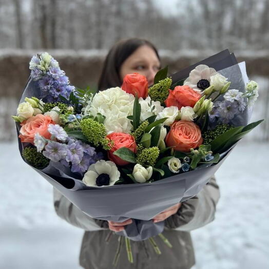 Зимний букет из анемонов, роз и дельфиниума