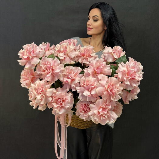 Шикарная корзина с Французскими розами 25 шт и эвкалиптом