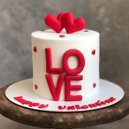 Валентиновский торт «LOVE» с сердцами