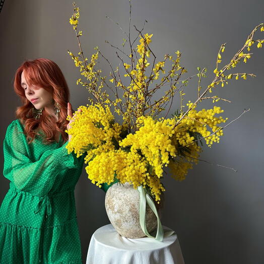 Интерьерный букет с мимозой, форзицией и веточками березы