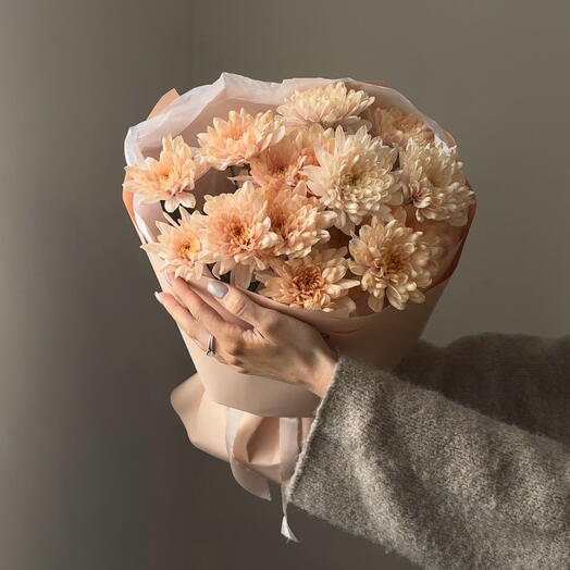 Букет персиковых кустовых хризантем