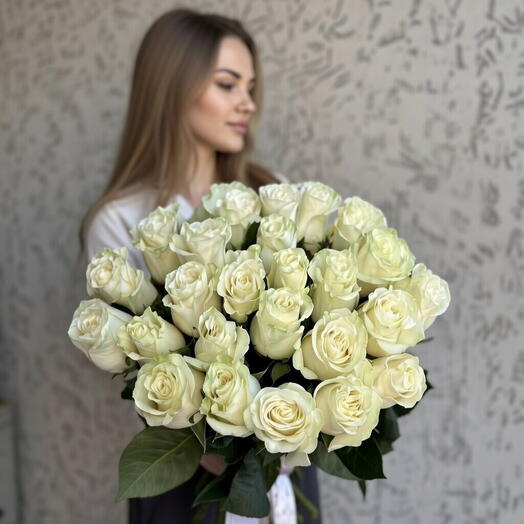25 белых роз в ленте