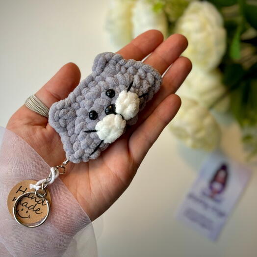 Брелок котик-пельмень серый. Милый обвес на рюкзак или сумку