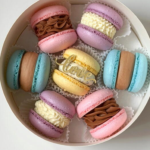 Набор пирожных макарон 7 шт с топпером «love»