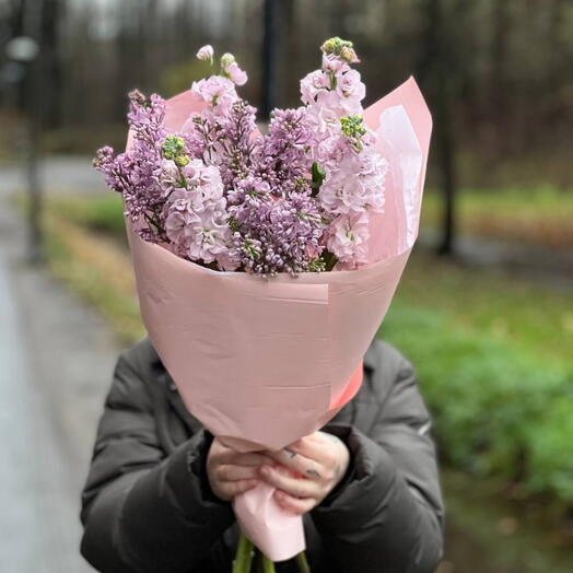 Нежный букет из сирени и маттиолы