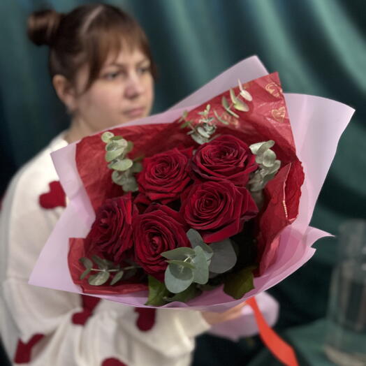 Красные розы с эвкалиптом букет