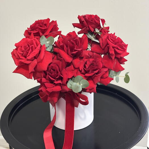 Композиция из французских роз с эвкалиптом