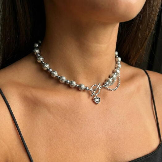 Колье из вулканита с кулоном сердечко