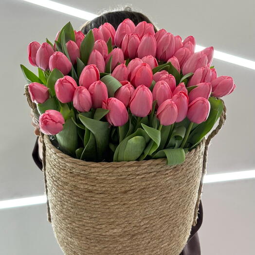 Корзина с розовыми тюльпанами