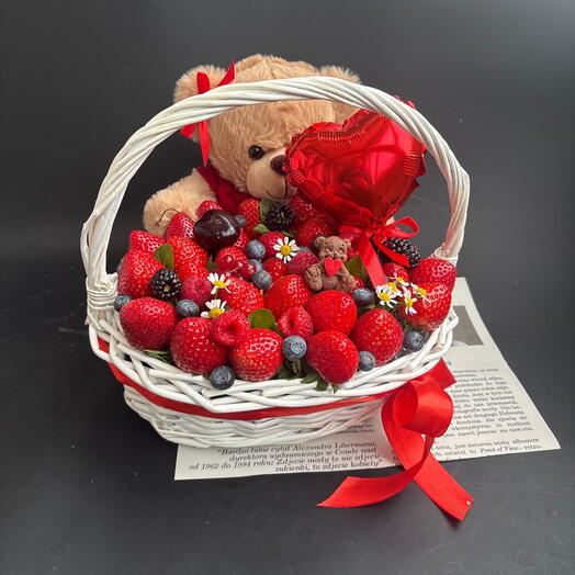 Корзина клубники S с мягкой игрушкой Мишка