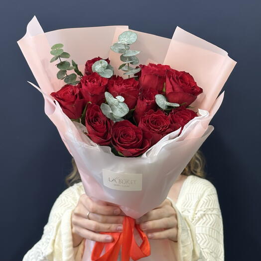 Букет красных роз🌹🌹🌹с эвкалиптом ☘️в дизайнерской упаковке