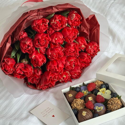 Клубника в шоколаде и тюльпаны